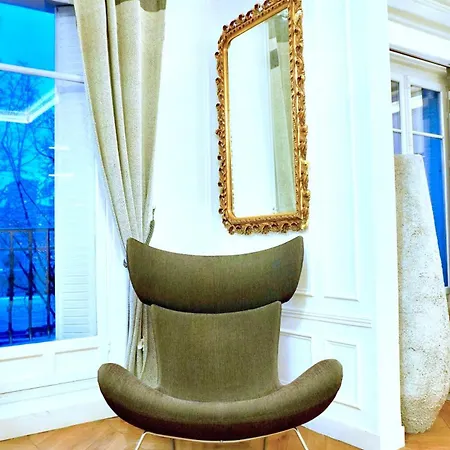 Devant La Tour Eiffel Et Seine *