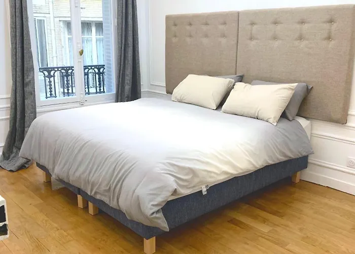 Devant La Tour Eiffel Et Seine * Párizs