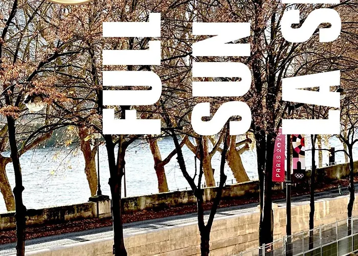 Devant La Tour Eiffel Et Seine * Párizs