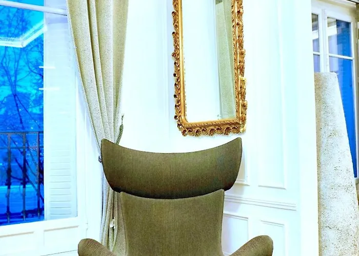 Devant La Tour Eiffel Et Seine *